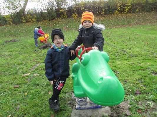 Grafika #0: 14.11.2017 Nowy sprzęt na naszym placu zabaw