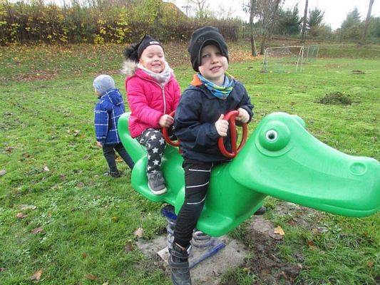 Grafika #1: 14.11.2017 Nowy sprzęt na naszym placu zabaw