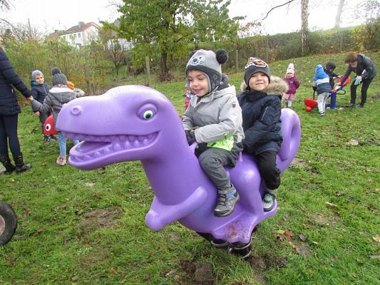 Grafika #2: 14.11.2017 Nowy sprzęt na naszym placu zabaw