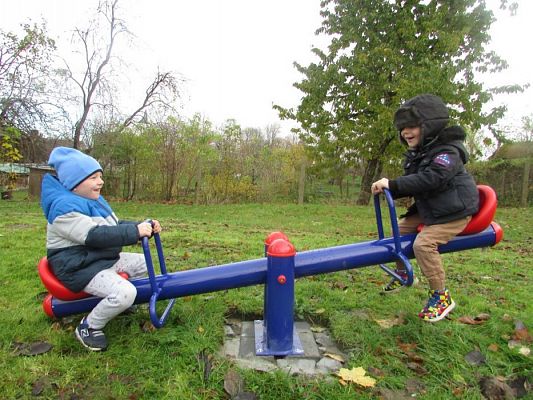 Grafika #5: 14.11.2017 Nowy sprzęt na naszym placu zabaw