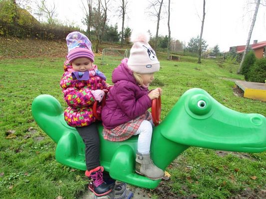 Grafika #7: 14.11.2017 Nowy sprzęt na naszym placu zabaw