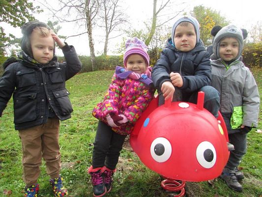 Grafika #8: 14.11.2017 Nowy sprzęt na naszym placu zabaw