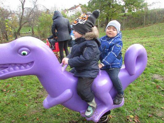 Grafika #9: 14.11.2017 Nowy sprzęt na naszym placu zabaw