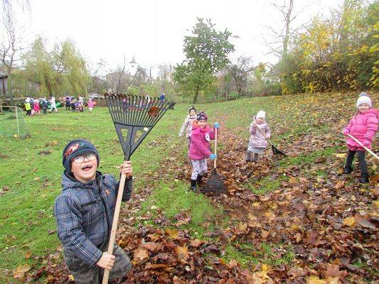 Grafika #10: 14.11.2017 Nowy sprzęt na naszym placu zabaw