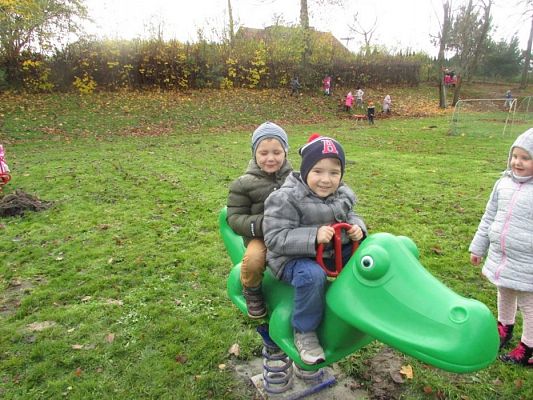 Grafika #11: 14.11.2017 Nowy sprzęt na naszym placu zabaw