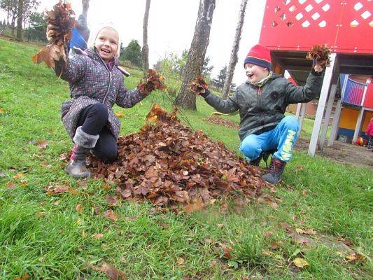 Grafika #19: 14.11.2017 Nowy sprzęt na naszym placu zabaw