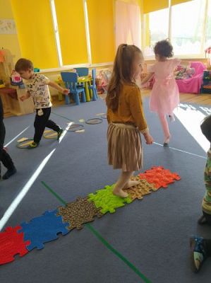 Grafika #4: Zabawy koordynacji wzrokowo-ruchowej i integracji sensorycznej w grupie I