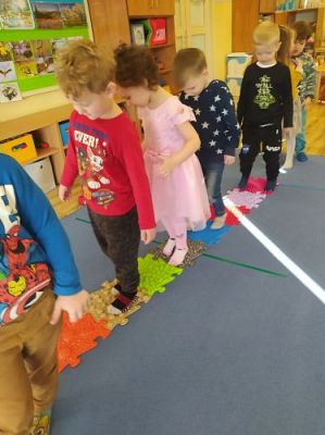 Grafika #8: Zabawy koordynacji wzrokowo-ruchowej i integracji sensorycznej w grupie I