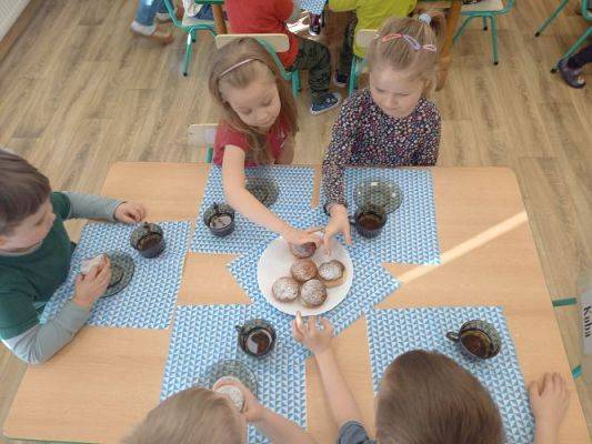 Grafika #4: 24.02.2022 Tłusty Czwartek