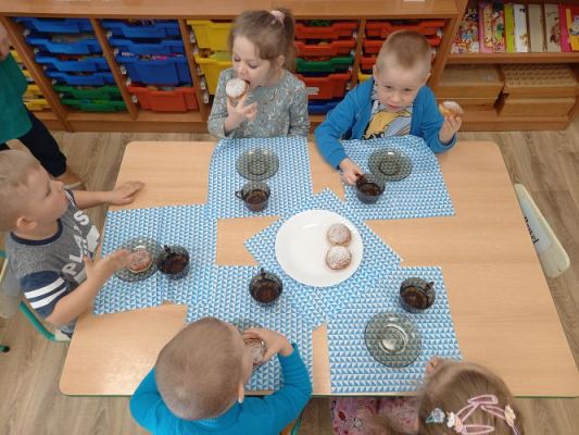 Grafika #6: 24.02.2022 Tłusty Czwartek