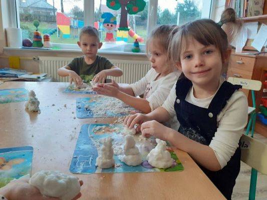 Grafika #4: Cykl zajęć z Klubu Małego Odkrywcy Gr III - Sztuczny śnieg