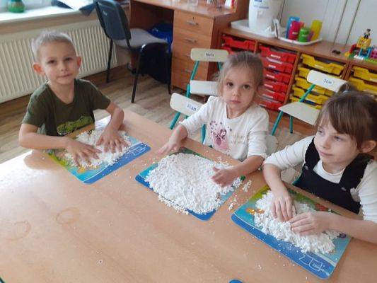 Grafika #7: Cykl zajęć z Klubu Małego Odkrywcy Gr III - Sztuczny śnieg