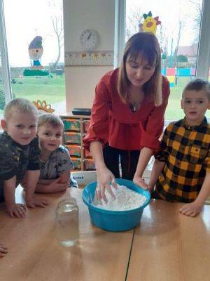 Grafika #8: Cykl zajęć z Klubu Małego Odkrywcy Gr III - Sztuczny śnieg