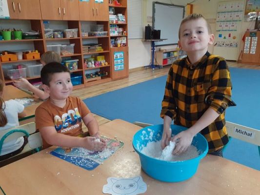 Grafika #9: Cykl zajęć z Klubu Małego Odkrywcy Gr III - Sztuczny śnieg