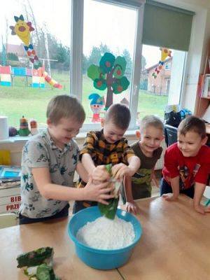 Grafika #12: Cykl zajęć z Klubu Małego Odkrywcy Gr III - Sztuczny śnieg