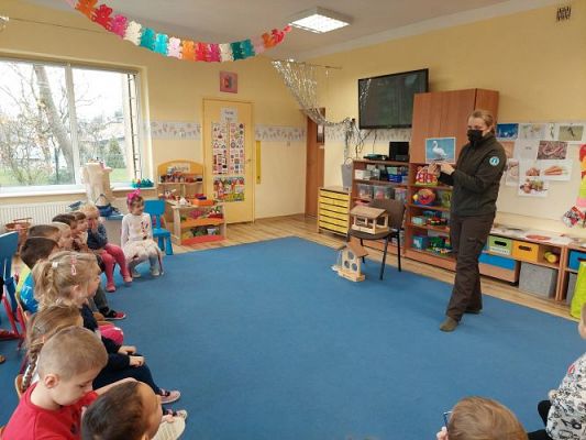 Grafika #7: 26.11.2021 Zajęcia edukacyjne nt: "Zimowe karmniki"