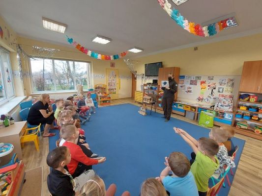 Grafika #8: 26.11.2021 Zajęcia edukacyjne nt: "Zimowe karmniki"