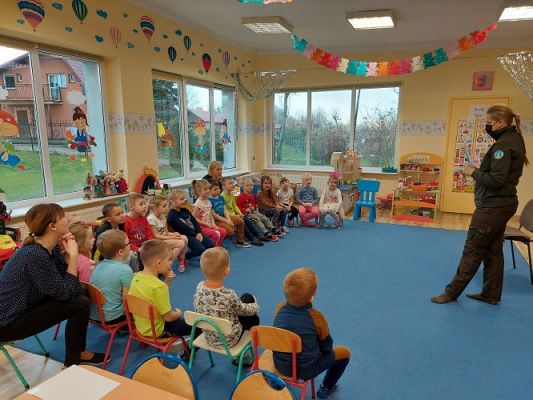 Grafika #14: 26.11.2021 Zajęcia edukacyjne nt: "Zimowe karmniki"