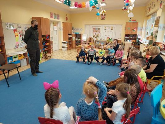 Grafika #16: 26.11.2021 Zajęcia edukacyjne nt: "Zimowe karmniki"