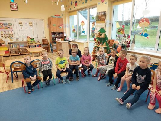 Grafika #19: 26.11.2021 Zajęcia edukacyjne nt: "Zimowe karmniki"