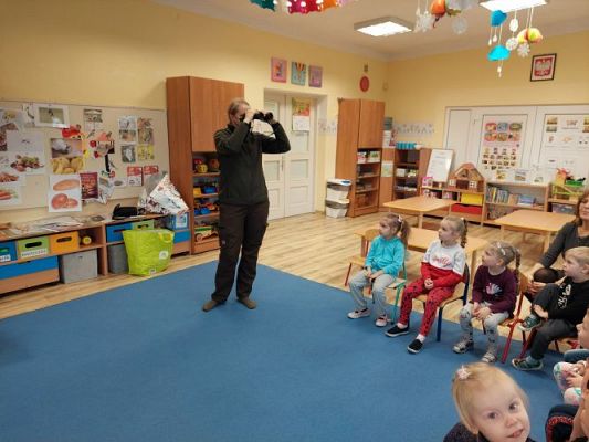 Grafika #25: 26.11.2021 Zajęcia edukacyjne nt: "Zimowe karmniki"