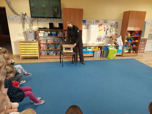 Grafika #36: 26.11.2021 Zajęcia edukacyjne nt: "Zimowe karmniki"