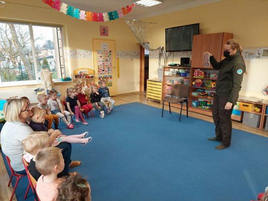 Grafika #38: 26.11.2021 Zajęcia edukacyjne nt: "Zimowe karmniki"