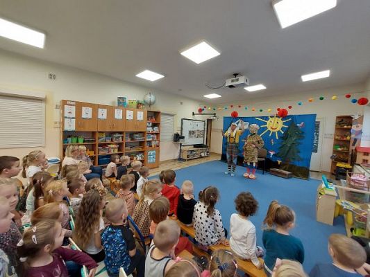 Grafika #24: 17.11.2021 Przedstawienie teatralne pt."Bajki rozmaite J.Brzechwy i J.Tuwima"