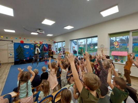 Grafika #38: 17.11.2021 Przedstawienie teatralne pt."Bajki rozmaite J.Brzechwy i J.Tuwima"