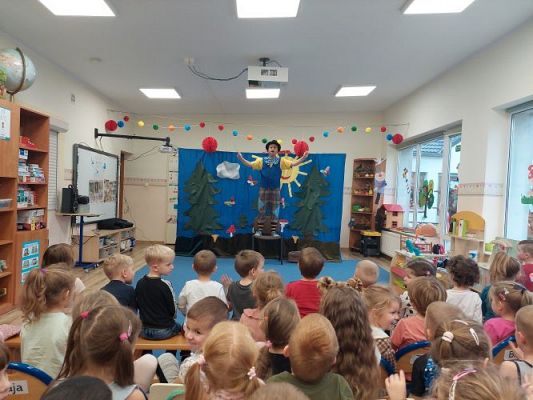 Grafika #43: 17.11.2021 Przedstawienie teatralne pt."Bajki rozmaite J.Brzechwy i J.Tuwima"