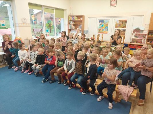 Grafika #45: 17.11.2021 Przedstawienie teatralne pt."Bajki rozmaite J.Brzechwy i J.Tuwima"