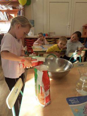 Grafika #3: Warsztaty kreatywne w gr III - Owoce z masy solnej