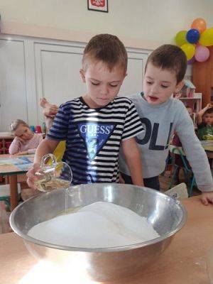 Grafika #5: Warsztaty kreatywne w gr III - Owoce z masy solnej