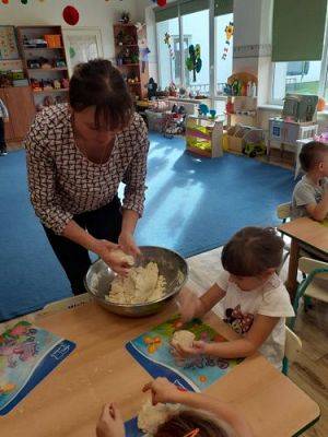 Grafika #6: Warsztaty kreatywne w gr III - Owoce z masy solnej