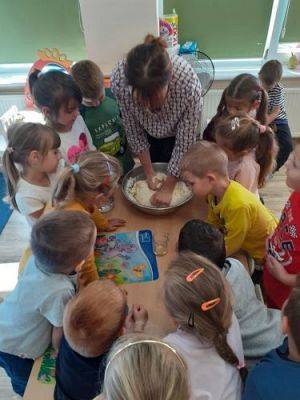 Grafika #8: Warsztaty kreatywne w gr III - Owoce z masy solnej