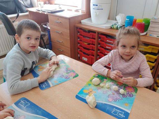 Grafika #10: Warsztaty kreatywne w gr III - Owoce z masy solnej