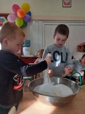 Grafika #11: Warsztaty kreatywne w gr III - Owoce z masy solnej