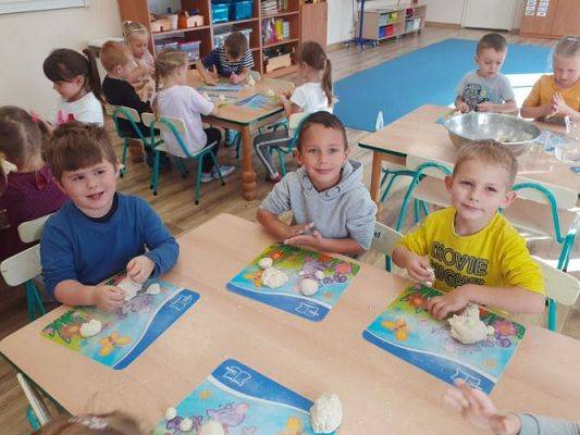 Grafika #16: Warsztaty kreatywne w gr III - Owoce z masy solnej