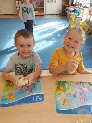 Grafika #18: Warsztaty kreatywne w gr III - Owoce z masy solnej