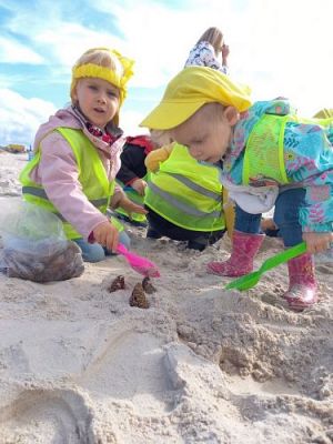 Grafika #0: 15.09.2021 Wycieczka do Łeby - Zabawy na plaży