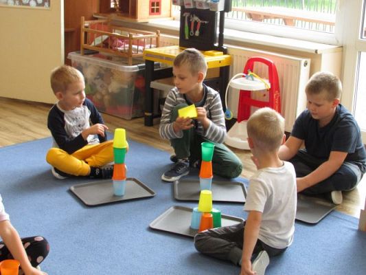 Grafika #0: Wakacje w przedszkolu - Kodowanie z użyciem kubków według wzoru i instrukcji