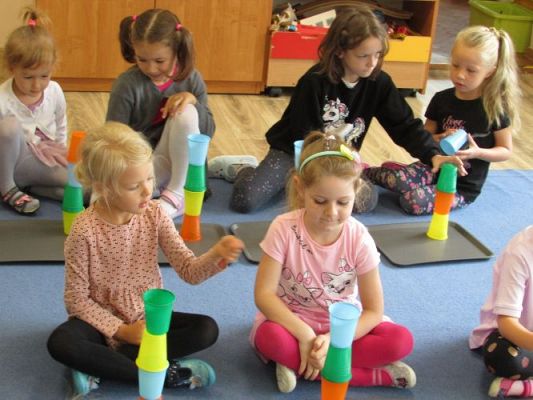 Grafika #1: Wakacje w przedszkolu - Kodowanie z użyciem kubków według wzoru i instrukcji