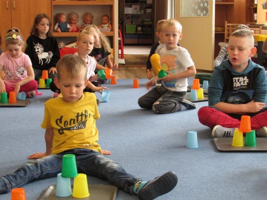 Grafika #2: Wakacje w przedszkolu - Kodowanie z użyciem kubków według wzoru i instrukcji