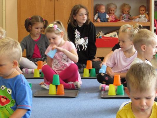 Grafika #4: Wakacje w przedszkolu - Kodowanie z użyciem kubków według wzoru i instrukcji