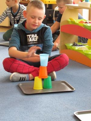 Grafika #5: Wakacje w przedszkolu - Kodowanie z użyciem kubków według wzoru i instrukcji