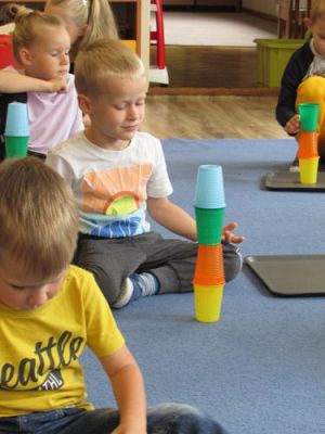 Grafika #8: Wakacje w przedszkolu - Kodowanie z użyciem kubków według wzoru i instrukcji