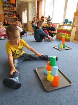 Grafika #9: Wakacje w przedszkolu - Kodowanie z użyciem kubków według wzoru i instrukcji