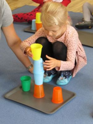 Grafika #11: Wakacje w przedszkolu - Kodowanie z użyciem kubków według wzoru i instrukcji