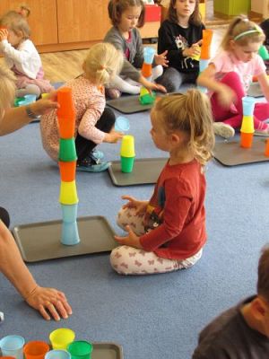 Grafika #13: Wakacje w przedszkolu - Kodowanie z użyciem kubków według wzoru i instrukcji