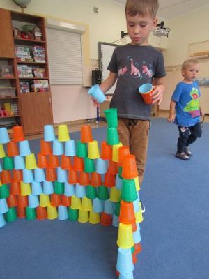 Grafika #15: Wakacje w przedszkolu - Kodowanie z użyciem kubków według wzoru i instrukcji